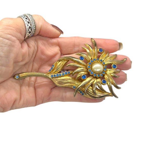 Large Vintage Gold Tone & Blue Rhinestone & Faux Pearl Pot Metal Flower Brooch - Picture 7 of 7
